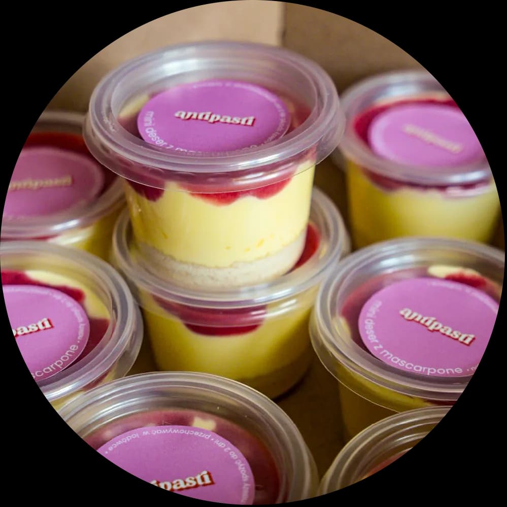 minideserki z mascarpone i sosem owocowym
