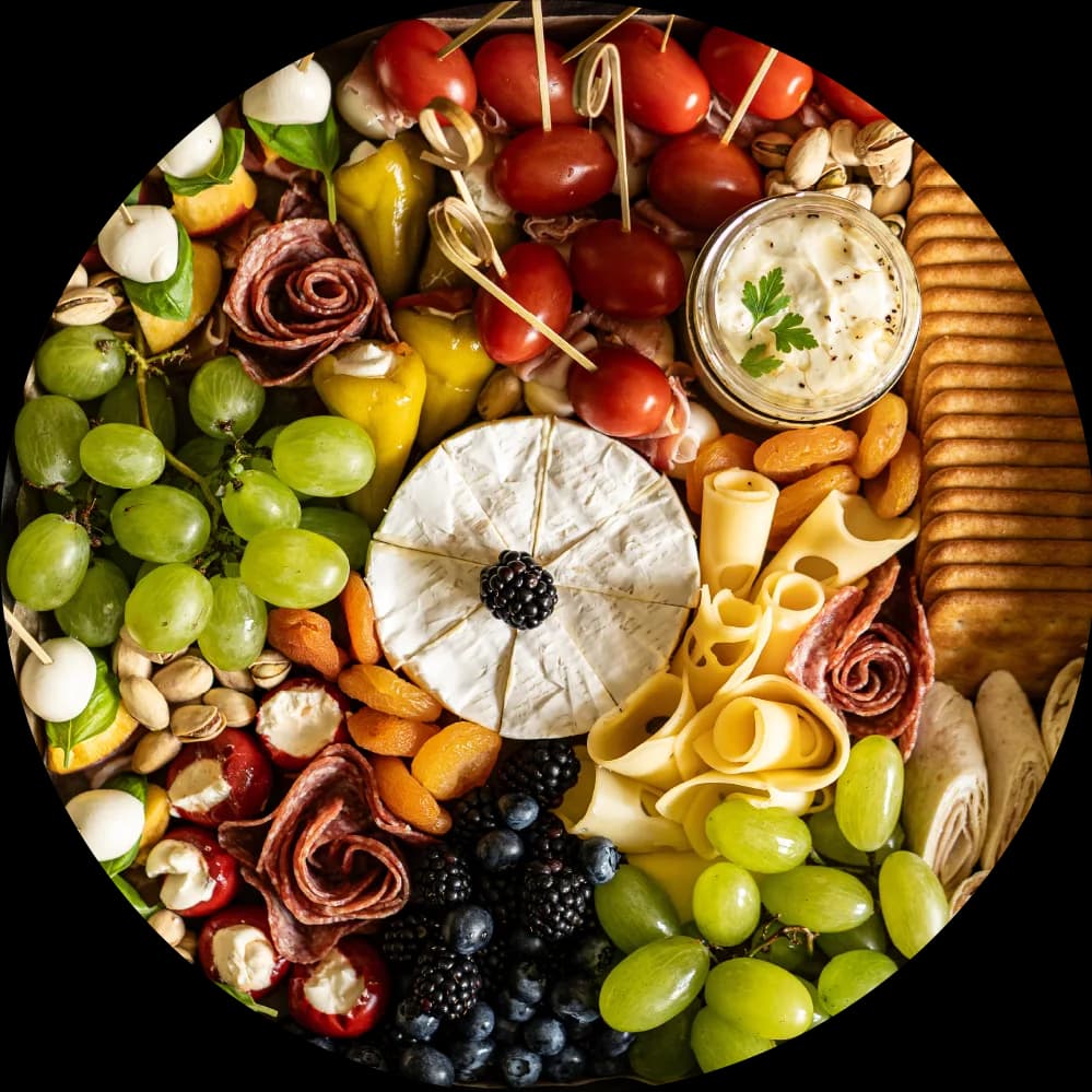 Deska antipasti z serami, wędlinami i owocami